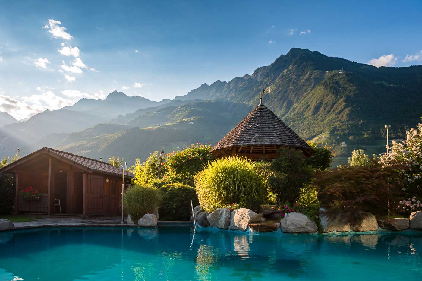 Panorama-Außenpool im Hotel Wiesenhof, Algund, Südtirol - Wellness-Hideaways in Südtirol