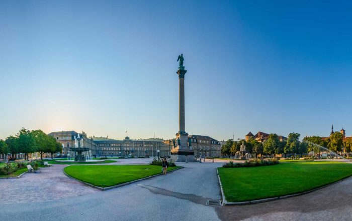 Stuttgarter Schlossplatz an einem Sommermorgen