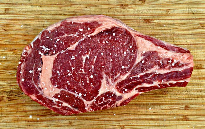 Grillsteak roh, gesalzen