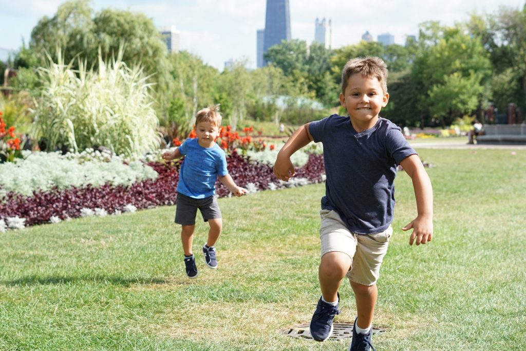 Kinder spielen im Park