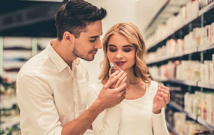 Paar beim Parfumtesten