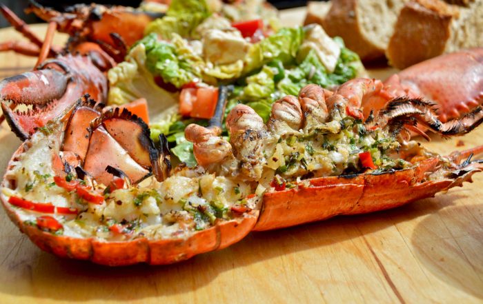 Gegrillter Hummer angerichtet und verzehrfertig