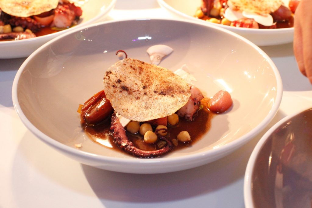 Oktopus-Stifádo mit Zimt, Lorbeer, Schalotten und Datteln