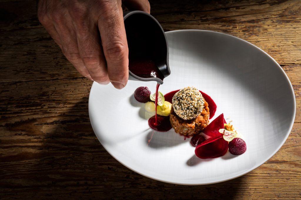 Rindertatar und Ziegenfrischkäse / Amaranth / Rote Bete / Himbeeressig