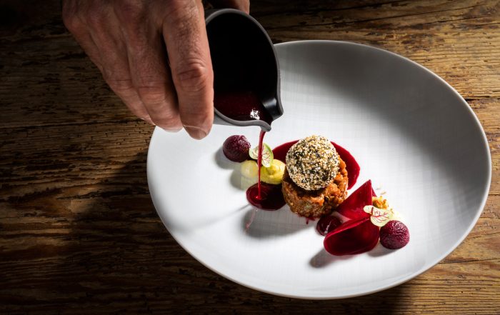 Rindertatar und Ziegenfrischkäse / Amaranth / Rote Bete / Himbeeressig, Steffen Disch