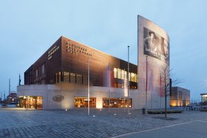 Das Deutsche Auswandererhaus Bremerhaven wurde im Jahr 2005 eröffnet. 2007 wurde es als Europäisches Museum des Jahres ausgezeichnet. 2012 wurde das Museum um einen weiteren Ausstellungsteil zu 300 Jahren Einwanderungsgeschichte erweitert.