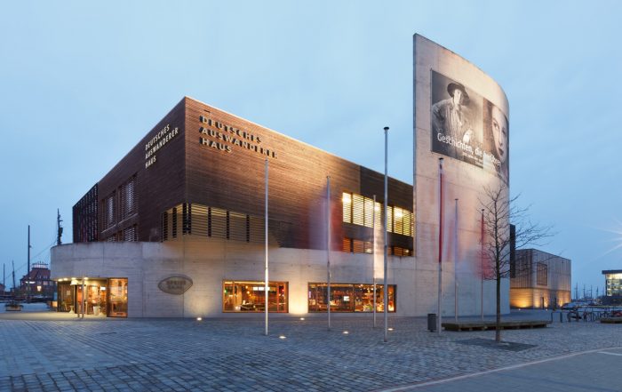 Das Deutsche Auswandererhaus Bremerhaven wurde im Jahr 2005 eröffnet. 2007 wurde es als Europäisches Museum des Jahres ausgezeichnet. 2012 wurde das Museum um einen weiteren Ausstellungsteil zu 300 Jahren Einwanderungsgeschichte erweitert.