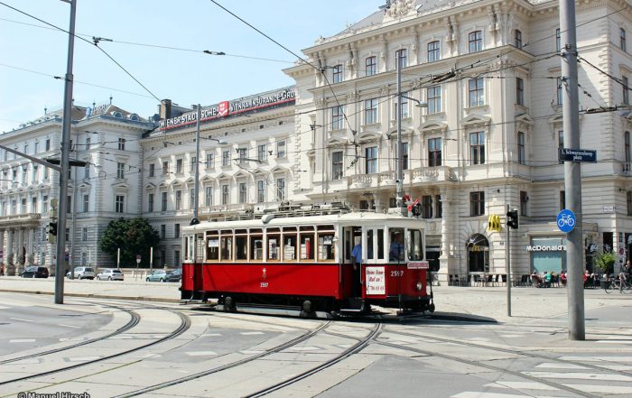 Historische Straßenbahn auf dem Weg durch Wien, Tramwaymuseum