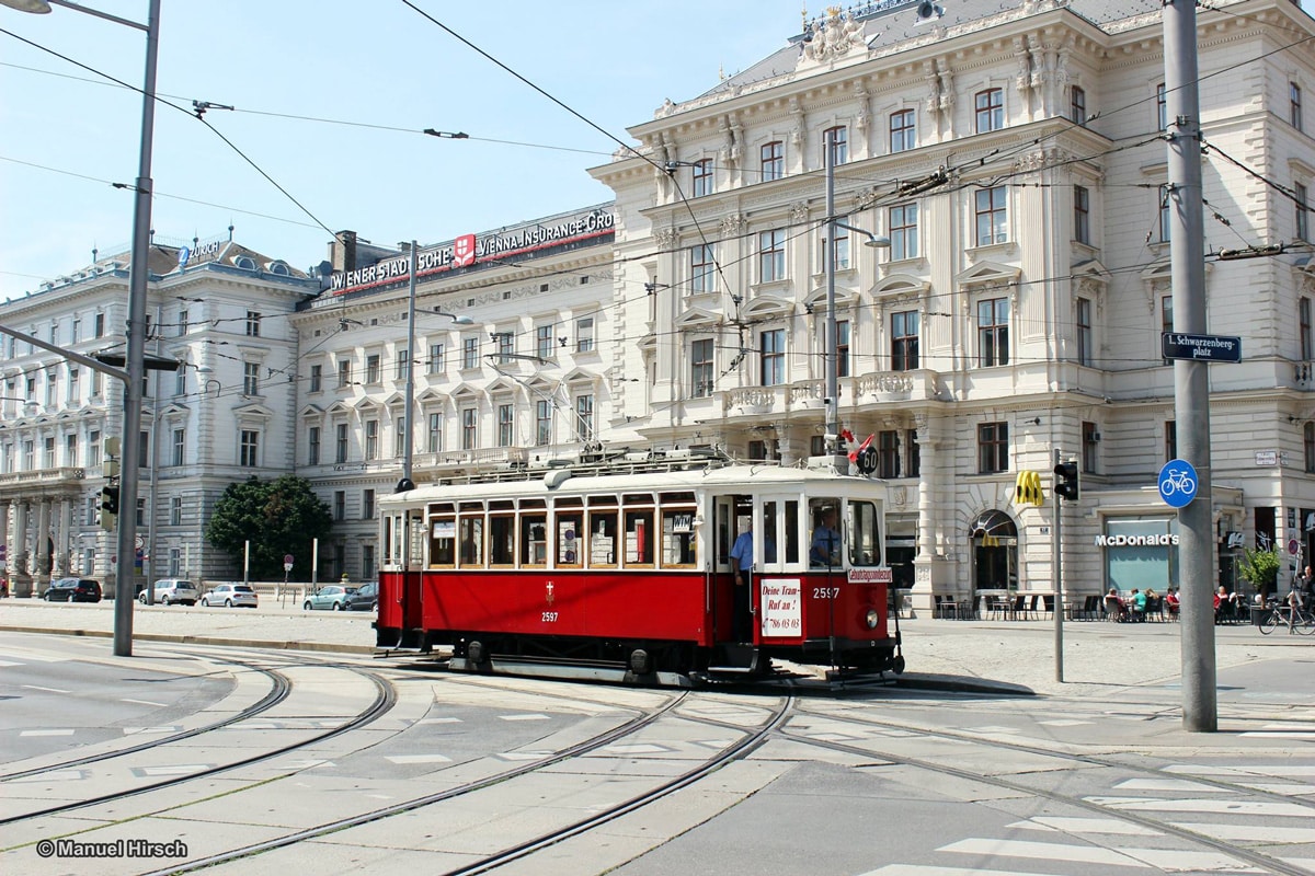Historische Straßenbahn auf dem Weg durch Wien, Tramwaymuseum