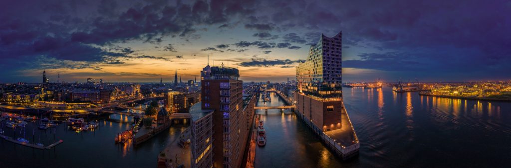 Blick auf Hamburg und die Elbphilharmonie bei Dämmerung