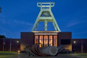 Außenansicht Deutsches Bergbau-Museum Bochum in der Dämmerung
