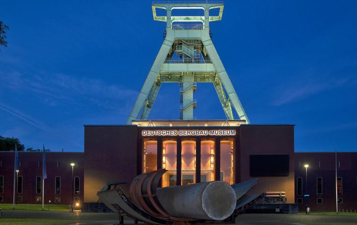 Außenansicht Deutsches Bergbau-Museum Bochum in der Dämmerung