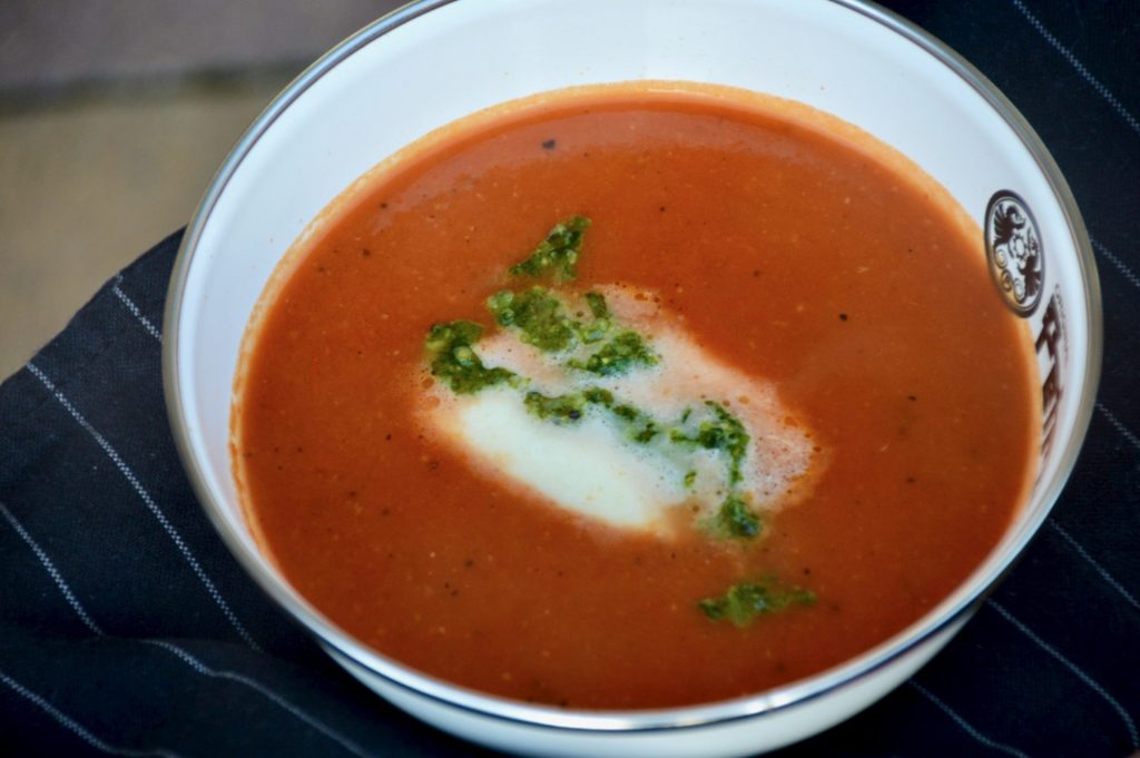 Tomatensuppe mit Basilikumpesto und Büffelmozzarella