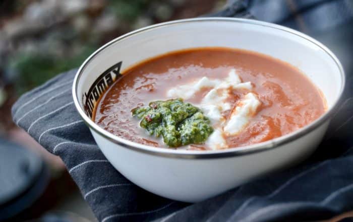 Tomatensuppe mit Basilikumpesto und Büffelmozzarella