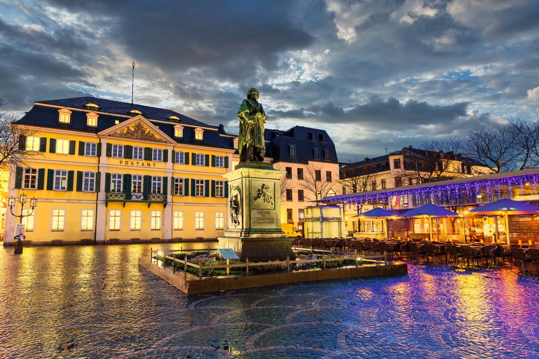 Beethovenstatue am Münsterplatz in Bonn am Abend