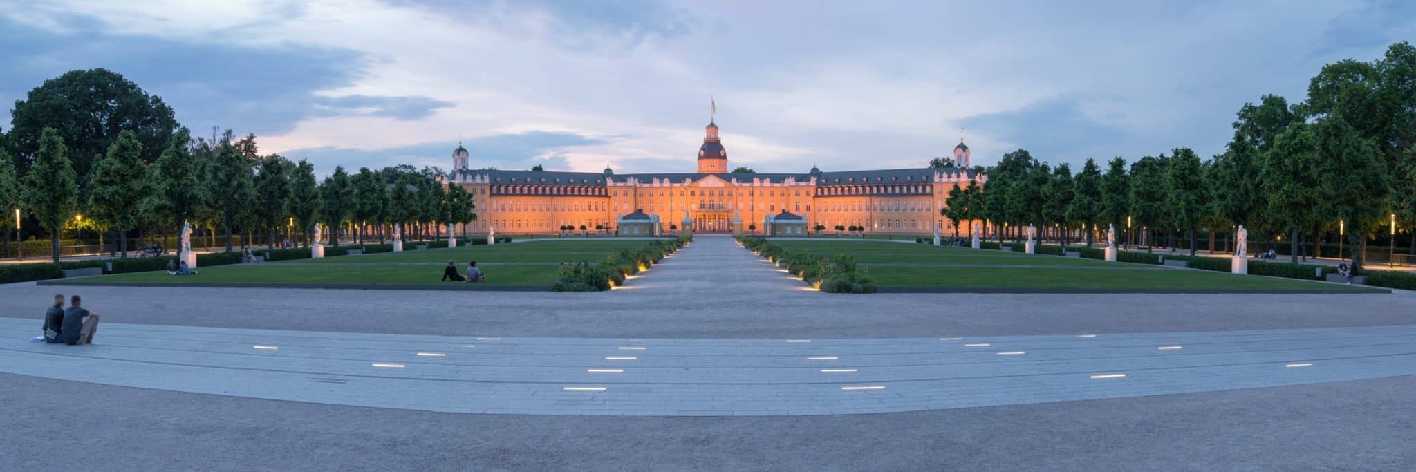 Karlsruher Schloss und Park im Abendlicht