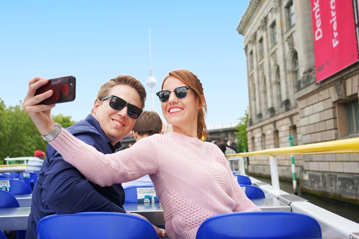 Schiffstour auf der Berliner Spree - ein Pärchen-Selfie