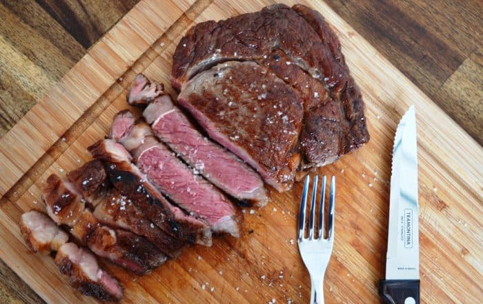 Ribeye Steak medium gegrillt und aufgeschnitten - Steakcuts