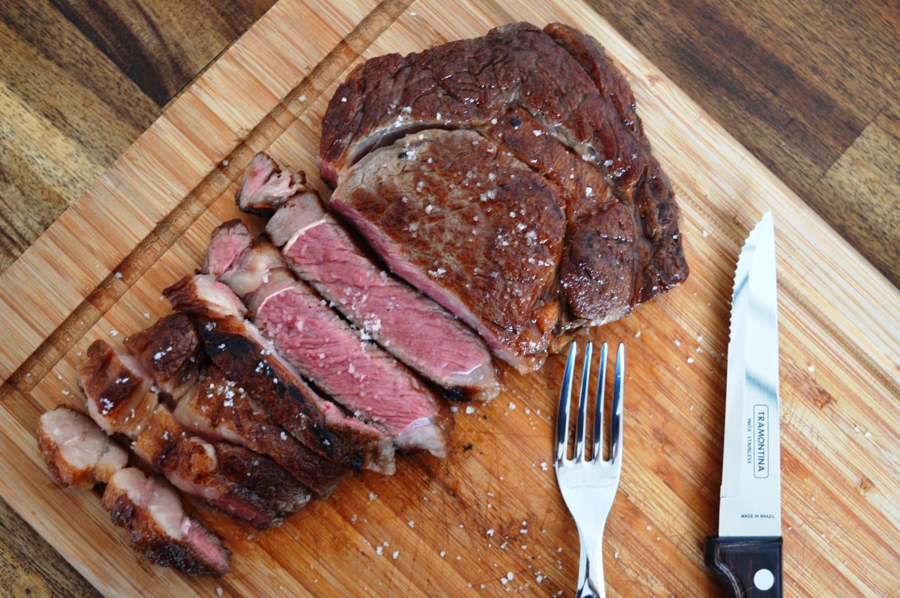 Ribeye Steak medium gegrillt und aufgeschnitten - Steakcuts