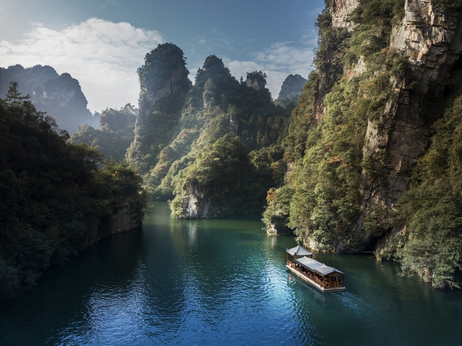 Touristenboot auf einem Fluss im Zhangjiajie Nationalpark in China