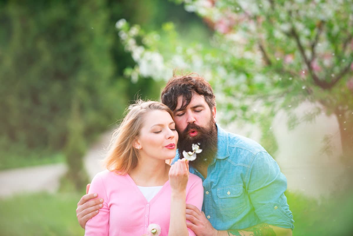 Paar mit Pusteblume - Blumenstrauß