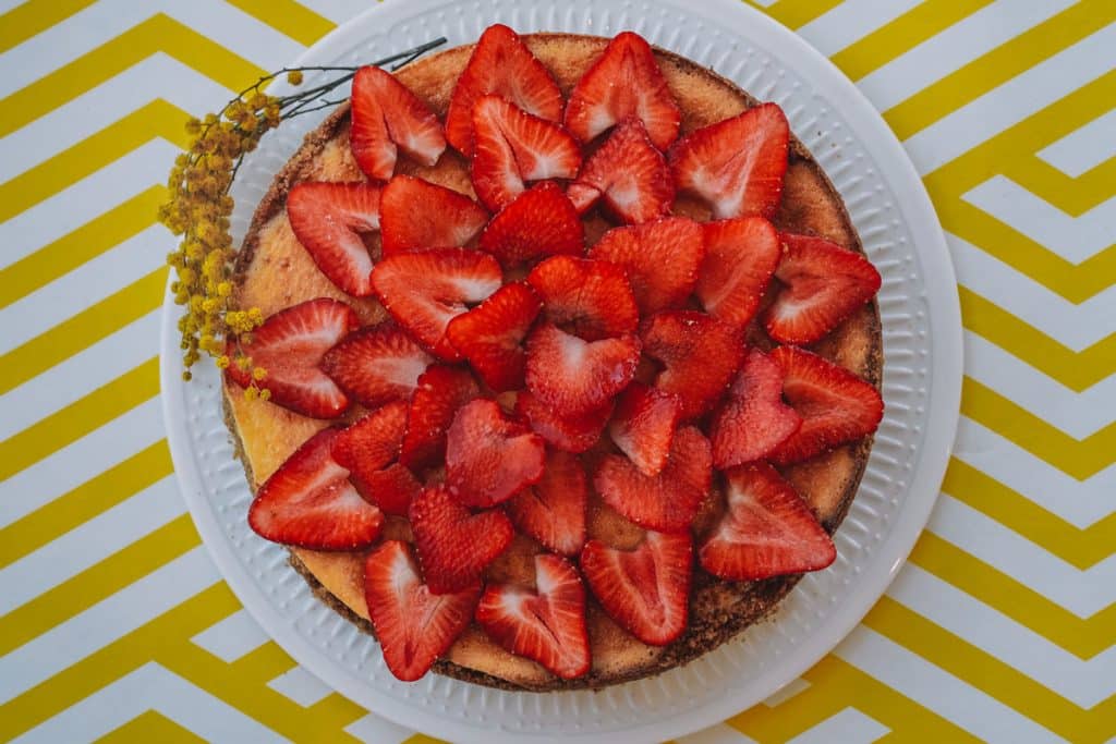 Die Topfen-Obers-Torte mit Erdbeeren - eine österreichische Sommervariation
