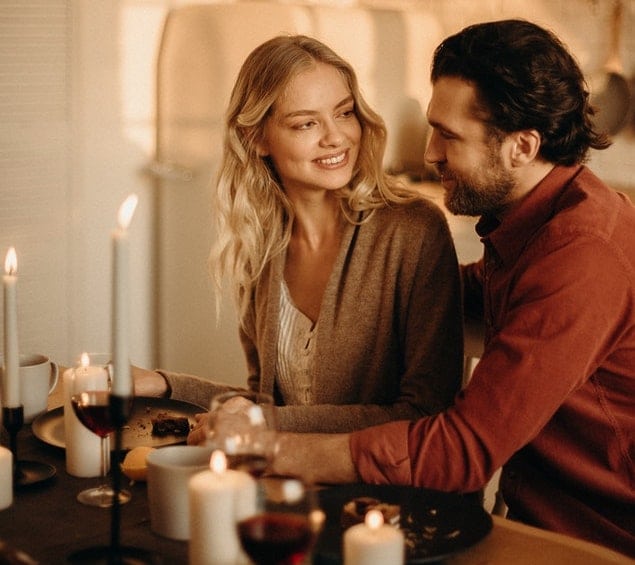 Paar beim Candlelight-Dinner - Romantische Unternehmungen