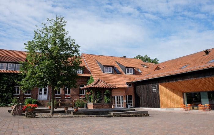 Gut Herbigshagen, Gutshof mit Brunnen