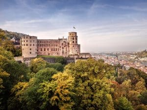 Schloss Heidelberg thront an der Nordflanke des Königstuhls über der Stadt Heidelberg