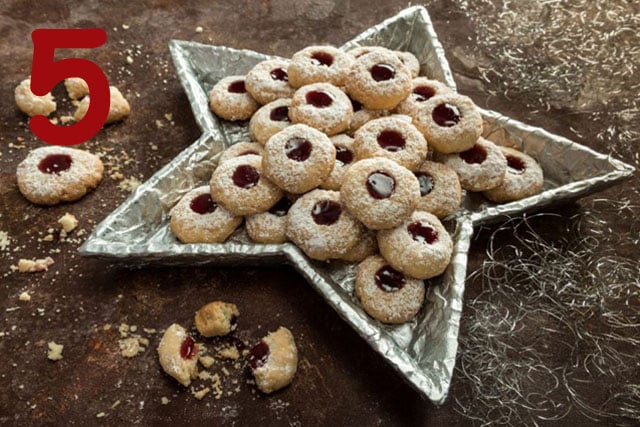 Engelsaugen Weihnachtsgebäck in silberner, sternförmiger Schale auf Holztisch