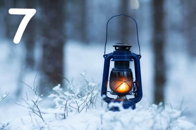 Leuchtende Laterne im verschneiten Wald