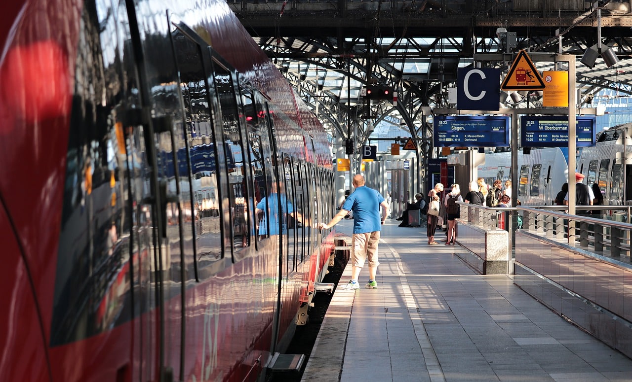 Zug am Bahnsteig