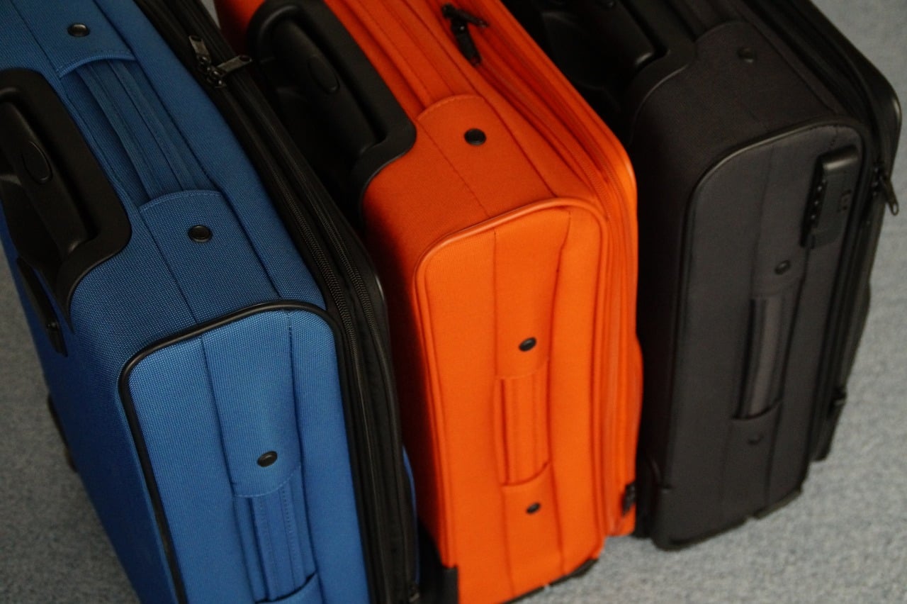 3 Koffer in blau, orange und schwarz