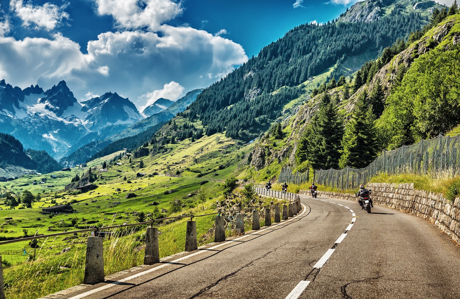 Motorräder auf Alpenstraße