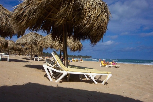 Liegen am Strand unter Palmsonnenschirmen - Reiseapotheke