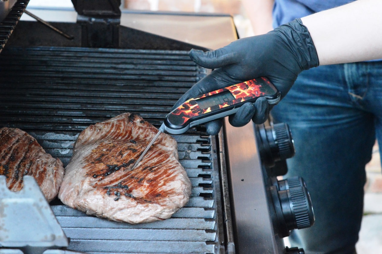 Flank Steak auf dem Grill mit Fleischthermometer