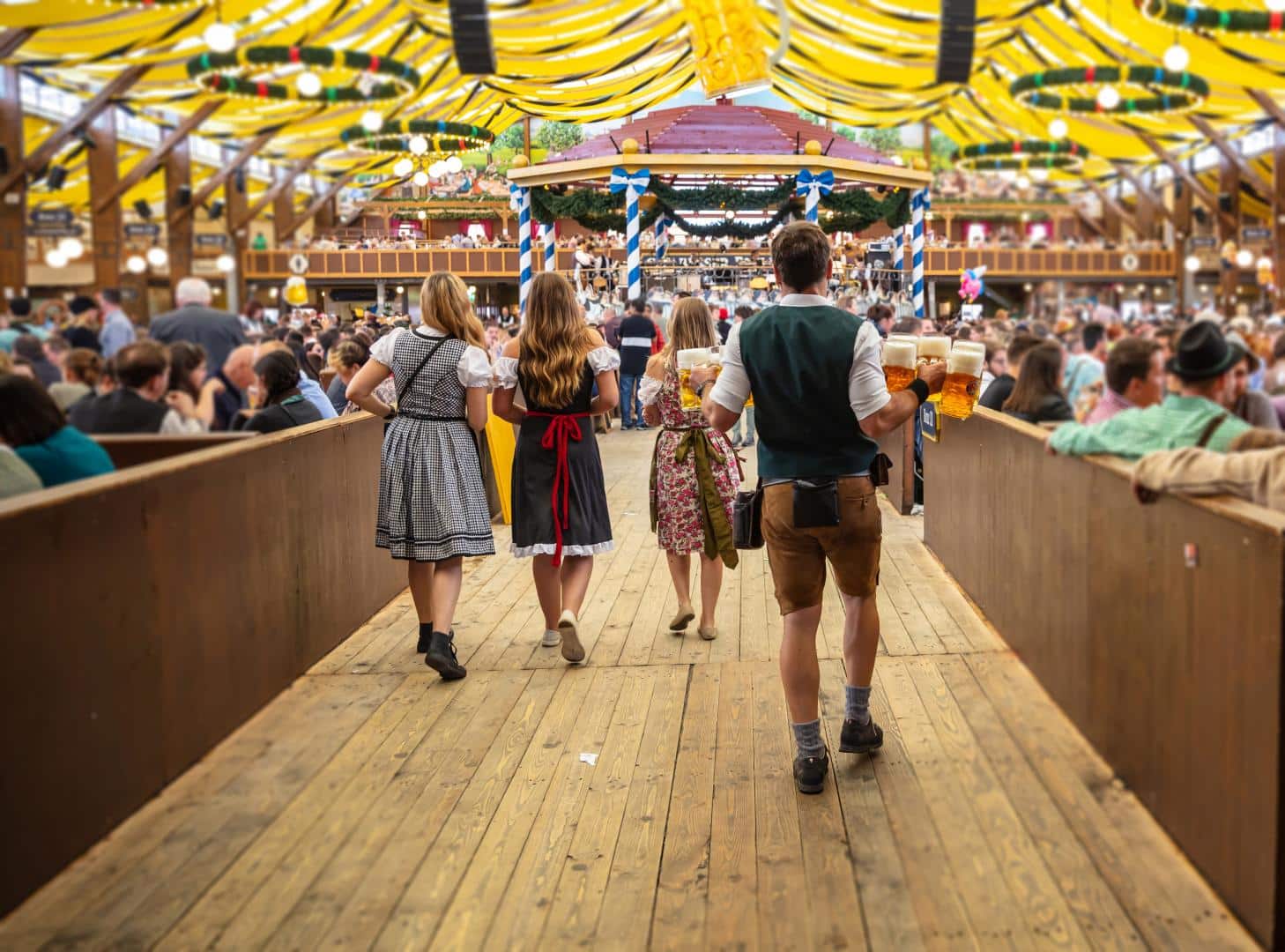 im Bierzelt auf Volksfest in Bayern