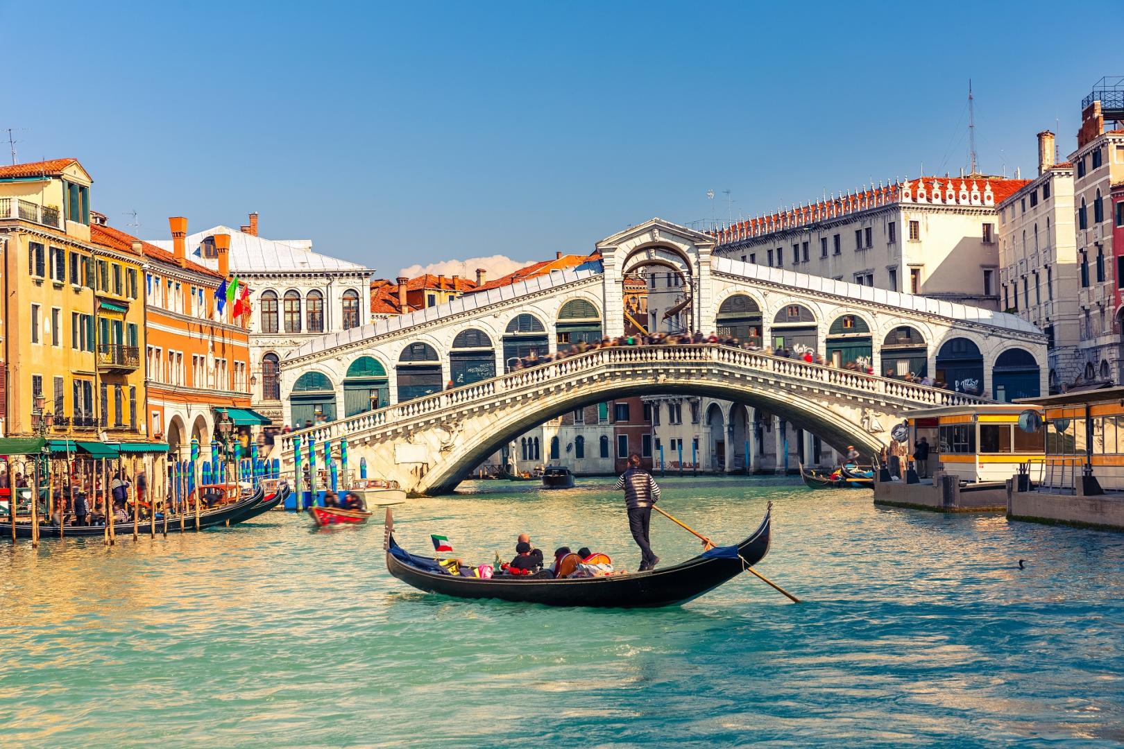 Rialtobrücke Venedig - Venedig gehört zu den romantischsten Städten Europas