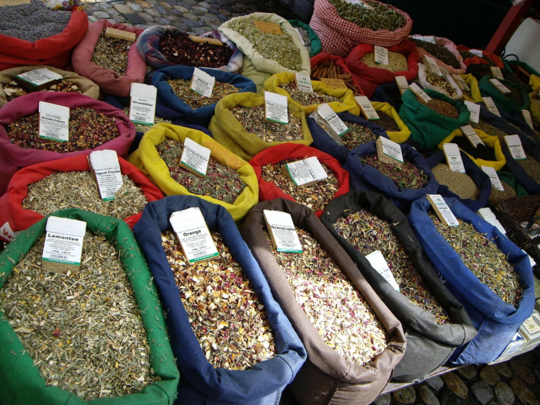 Tee in geöffneten Säcken auf dem Markt