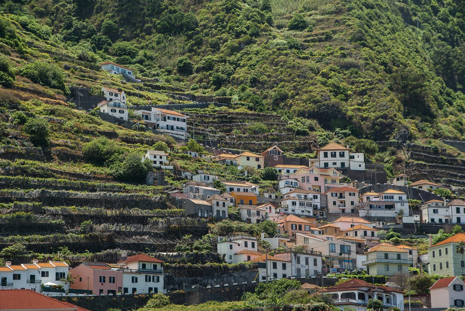 Madeira ist eine portugiesische Insel. Sie gilt als grüne Oase inmitten des Atlantischen Ozeans.