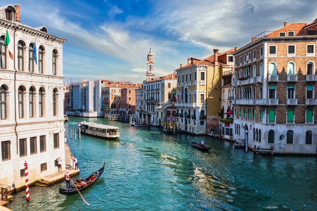 Boote auf dem Kanal in Venedig