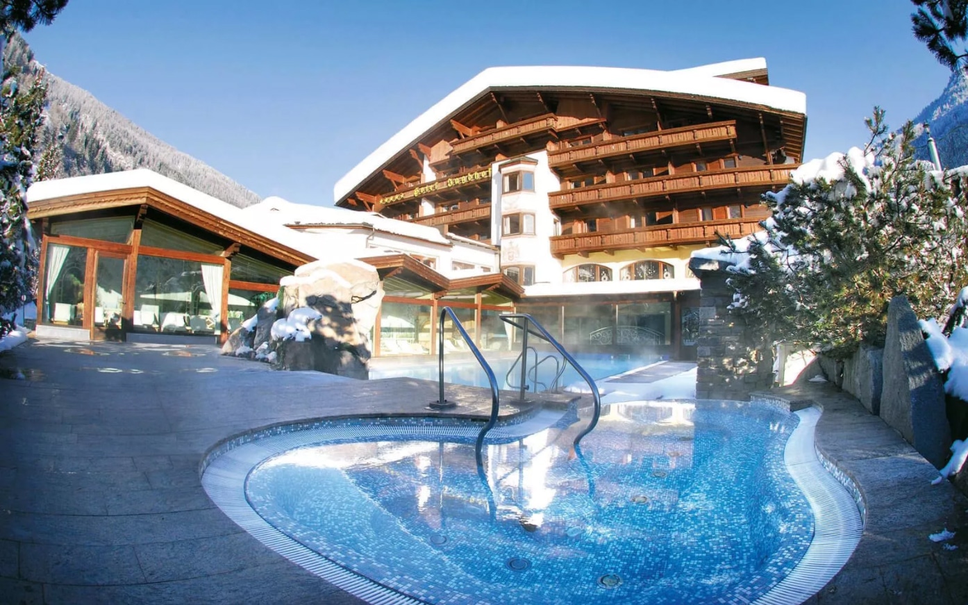 SPA-HOTEL Jagdhof, in Neustift,Tirol im Winter - Au0enansicht mit Pool