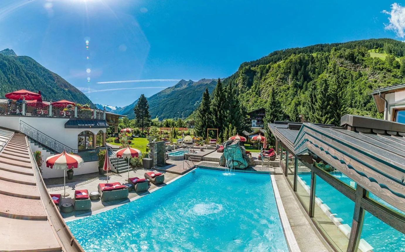 Außenpool-Panorma im Spa-Hotel Jagdhof in Neustift in Tirol