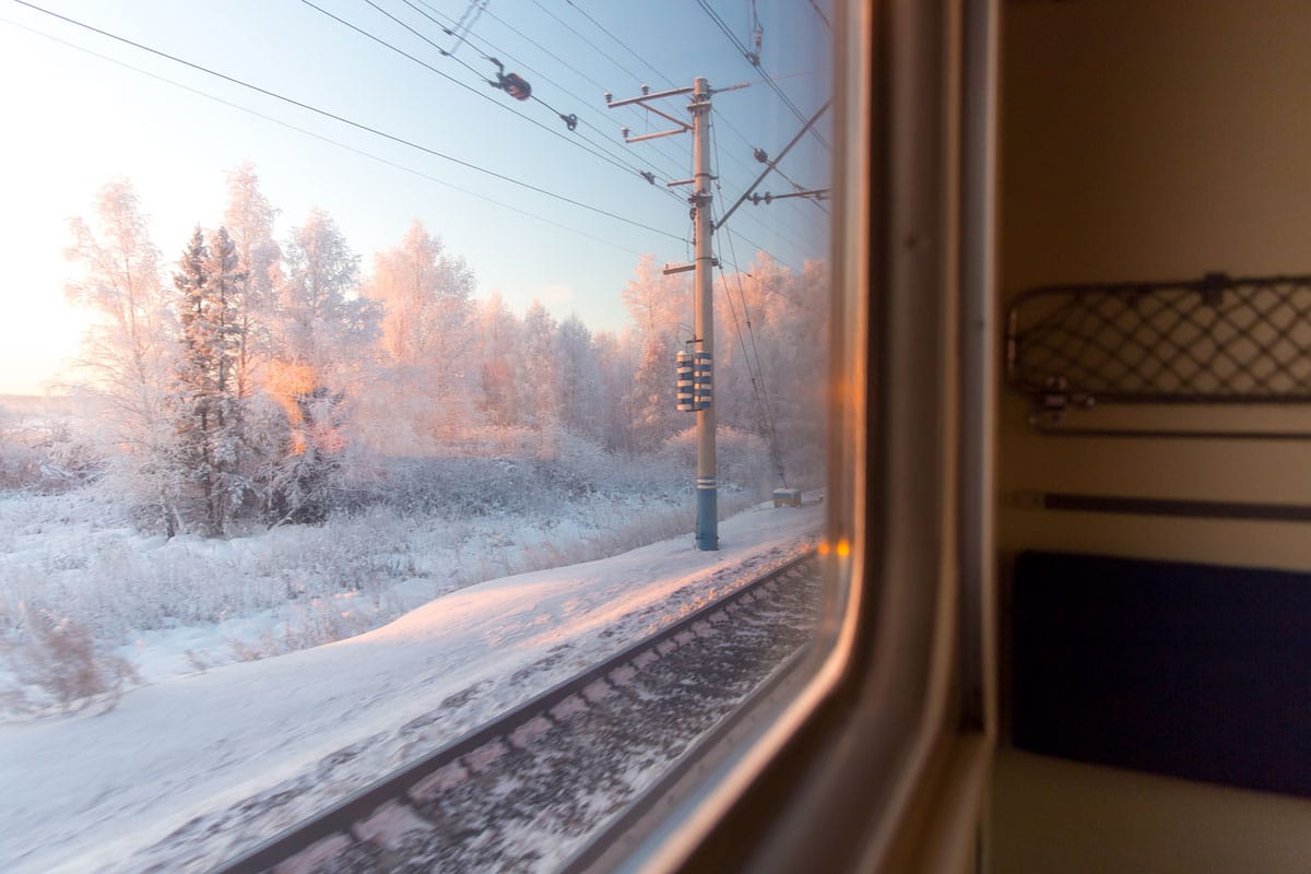Blick-auf-Winterlandschaft_Bahn