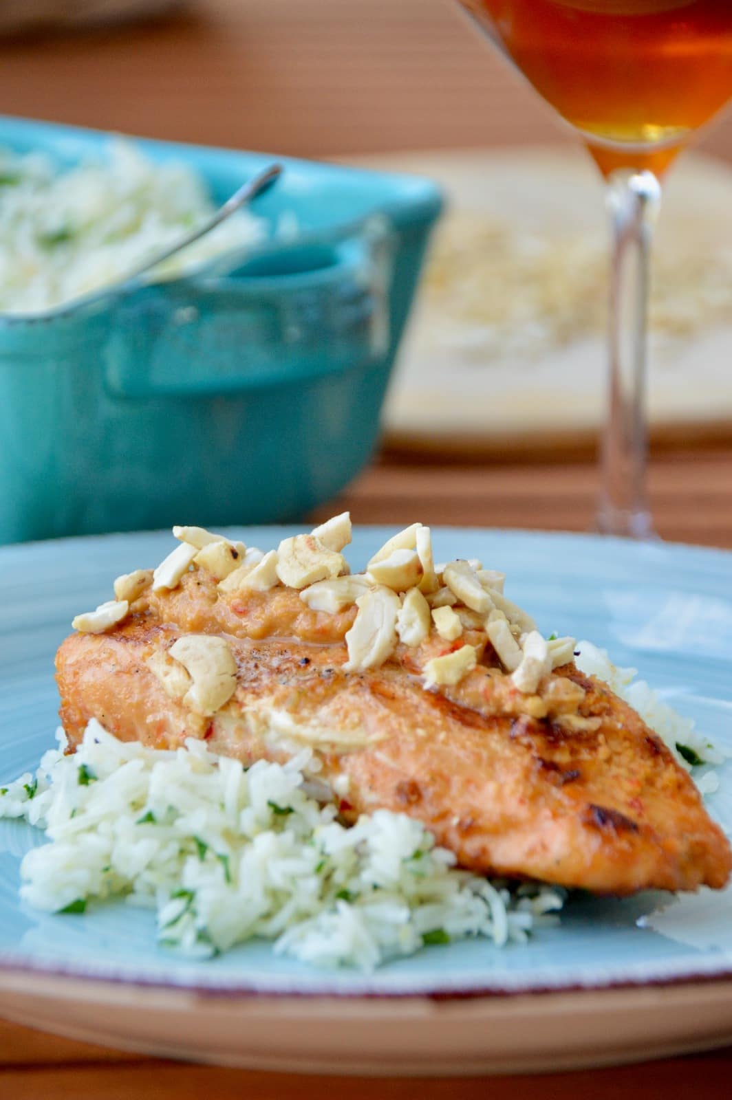 Lachs mit Zitronenreis angerichtet auf türisfarbenen Tellern und Schüssel