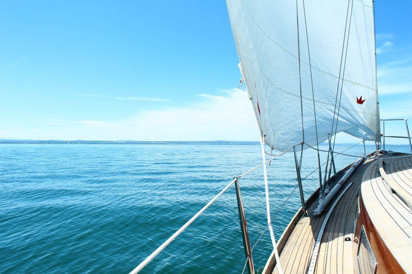 Auf dem Segelboot über blaues Gewässer