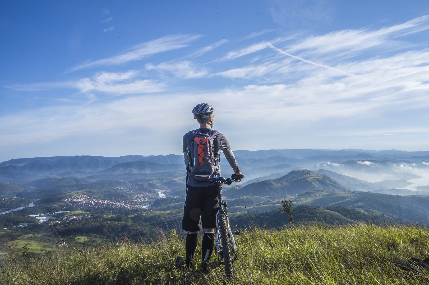 Mountainbiker an einem Aussichtspunkt im Sauerland