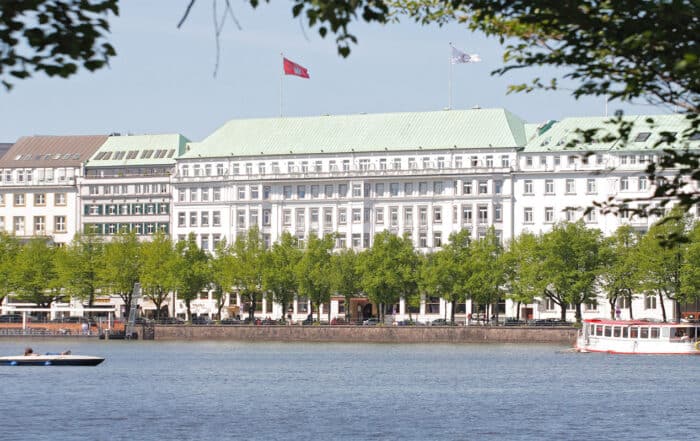 Außenansicht Fairmont Hotel Vier Jahreszeiten Hamburg