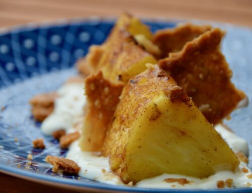 Foodblog: Gegrillte Ananas mit Knusperkeks und Joghurt-Creme