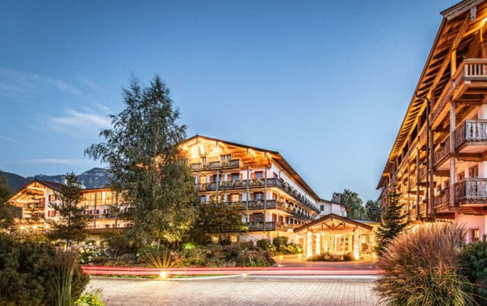 Das Achental Resort beleuchtet am Abend